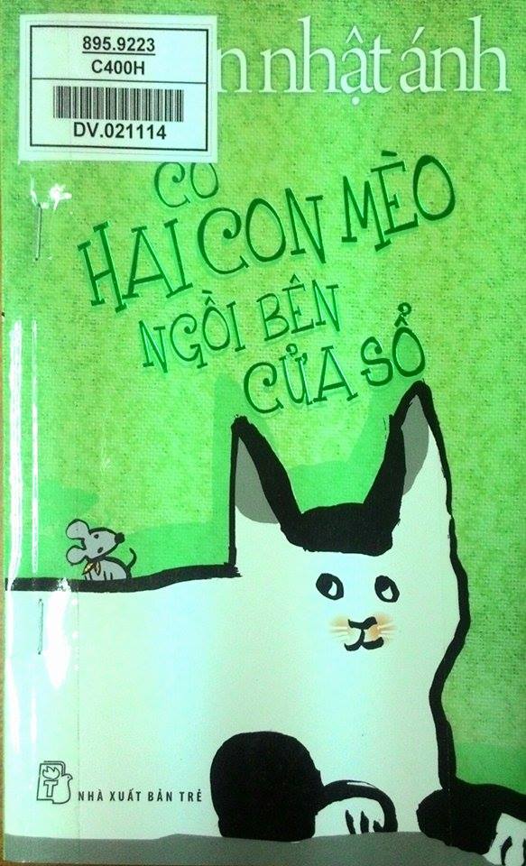 Có hai con mèo ngồi bên cửa sổ