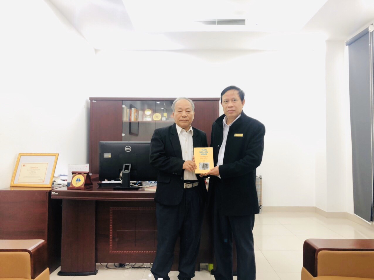 Nhà thơ Trần Nhuận Minh trao tặng sách cho Thư viện tỉnh Quảng Ninh.