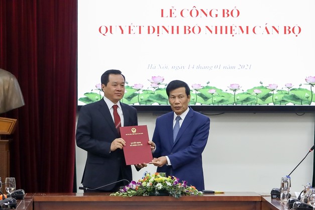 Bộ trưởng Nguyễn Ngọc Thiện trao quyết định bổ nhiệm Vụ trưởng Vụ Thư viện