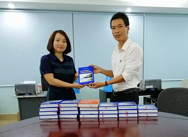 Trung tâm Xúc tiến du lịch Quảng Ninh trao tặng sách cho Thư viện tỉnh Quảng Ninh.