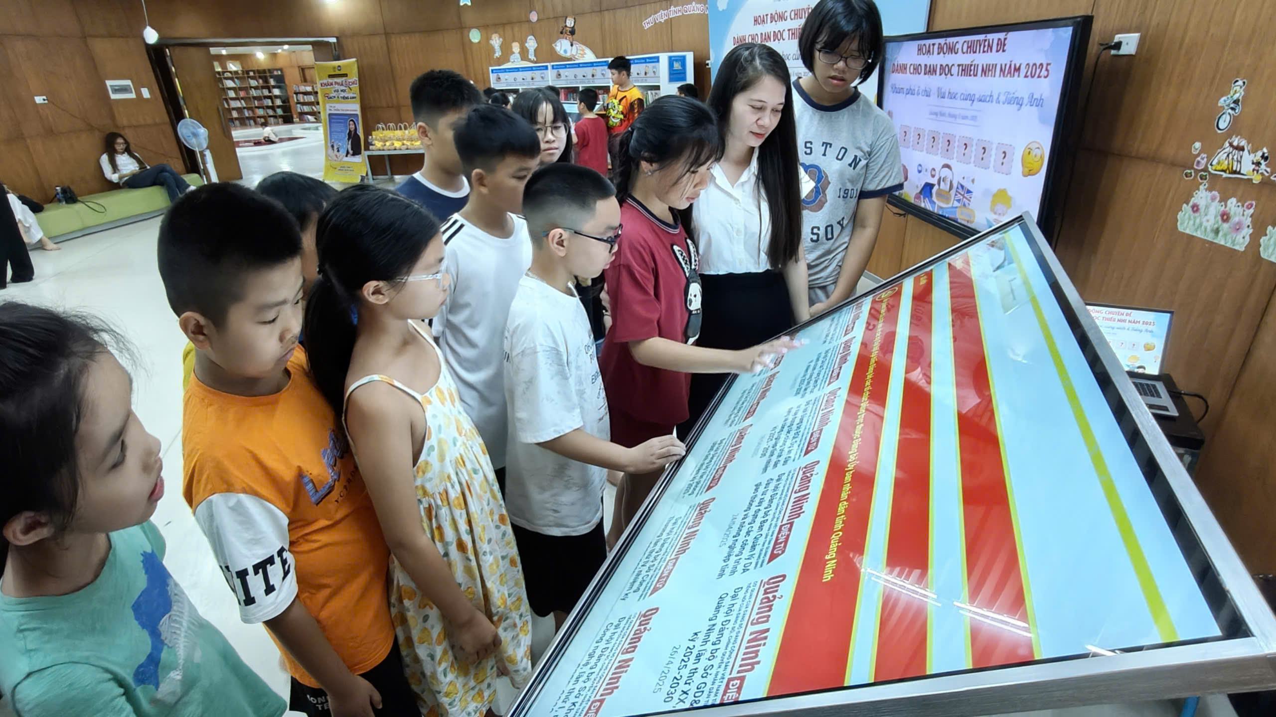 SÔI NỔI VÀ BỔ ÍCH TẠI BUỔI SINH HOẠT CHUYÊN ĐỀ “ HƯỚNG DẪN BẠN ĐỌC THIẾU NHI TRUY CẬP VÀ SỬ DỤNG KHO TÀI LIỆU SỐ CỦA THƯ VIỆN TỈNH” VÀ 