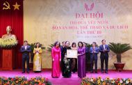 Vụ Thư viện nhận Huân chương Lao động hạng Nhất