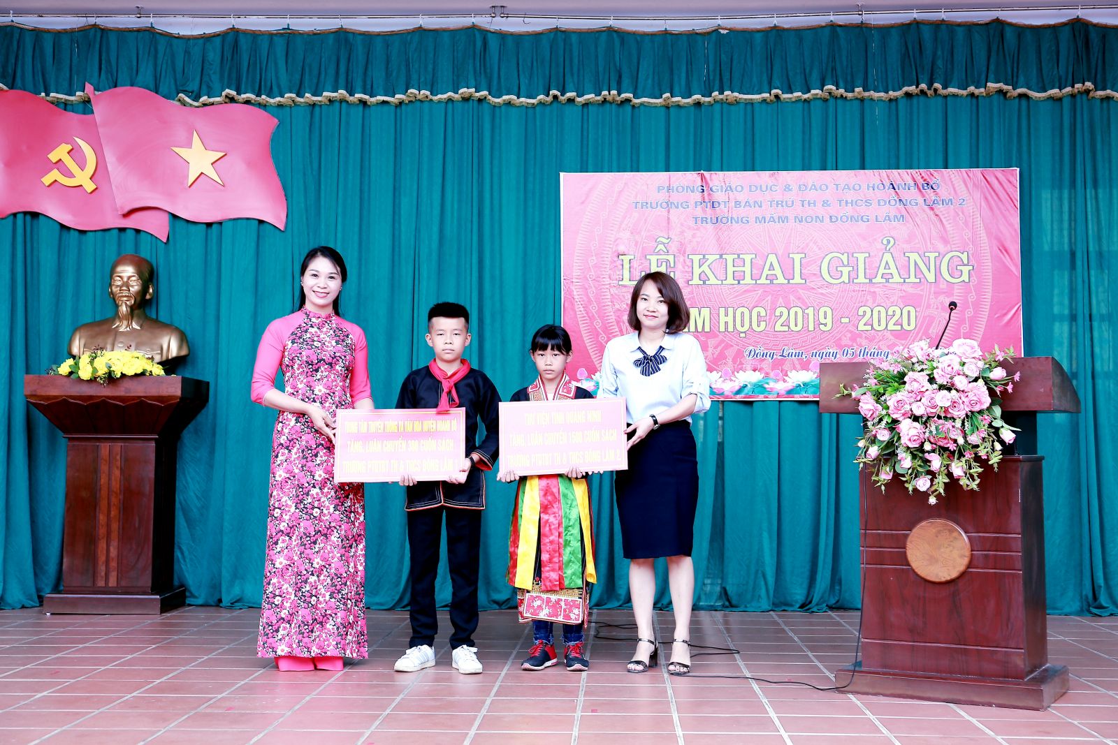 Thư viện tỉnh Quảng Ninh luân chuyển và tặng sách Trường Tiểu học và THCS Đồng Lâm 2, huyện Hoành Bồ.