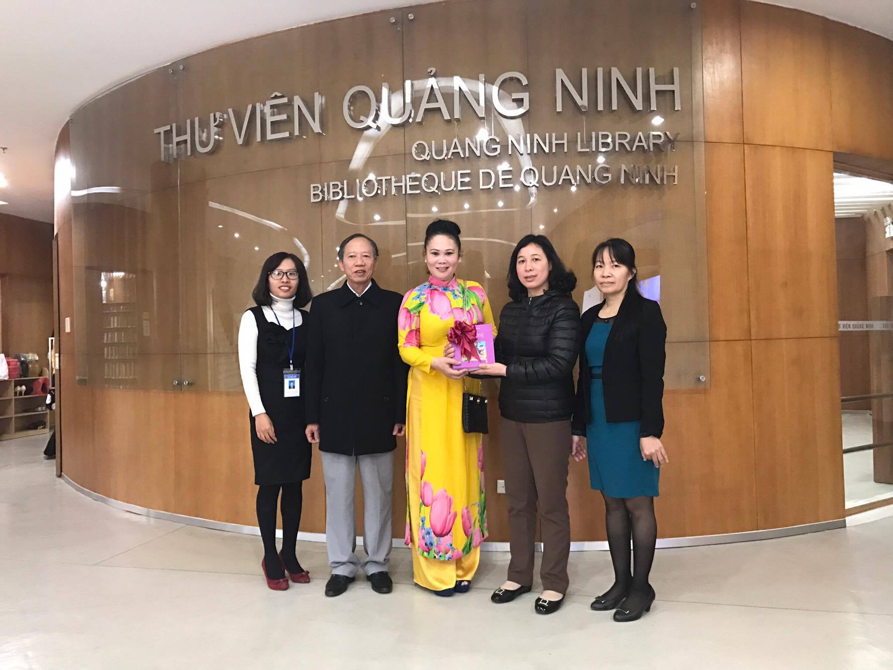 Nhà thơ Xuân Hương trao tặng sách cho Thư viện tỉnh Quảng Ninh