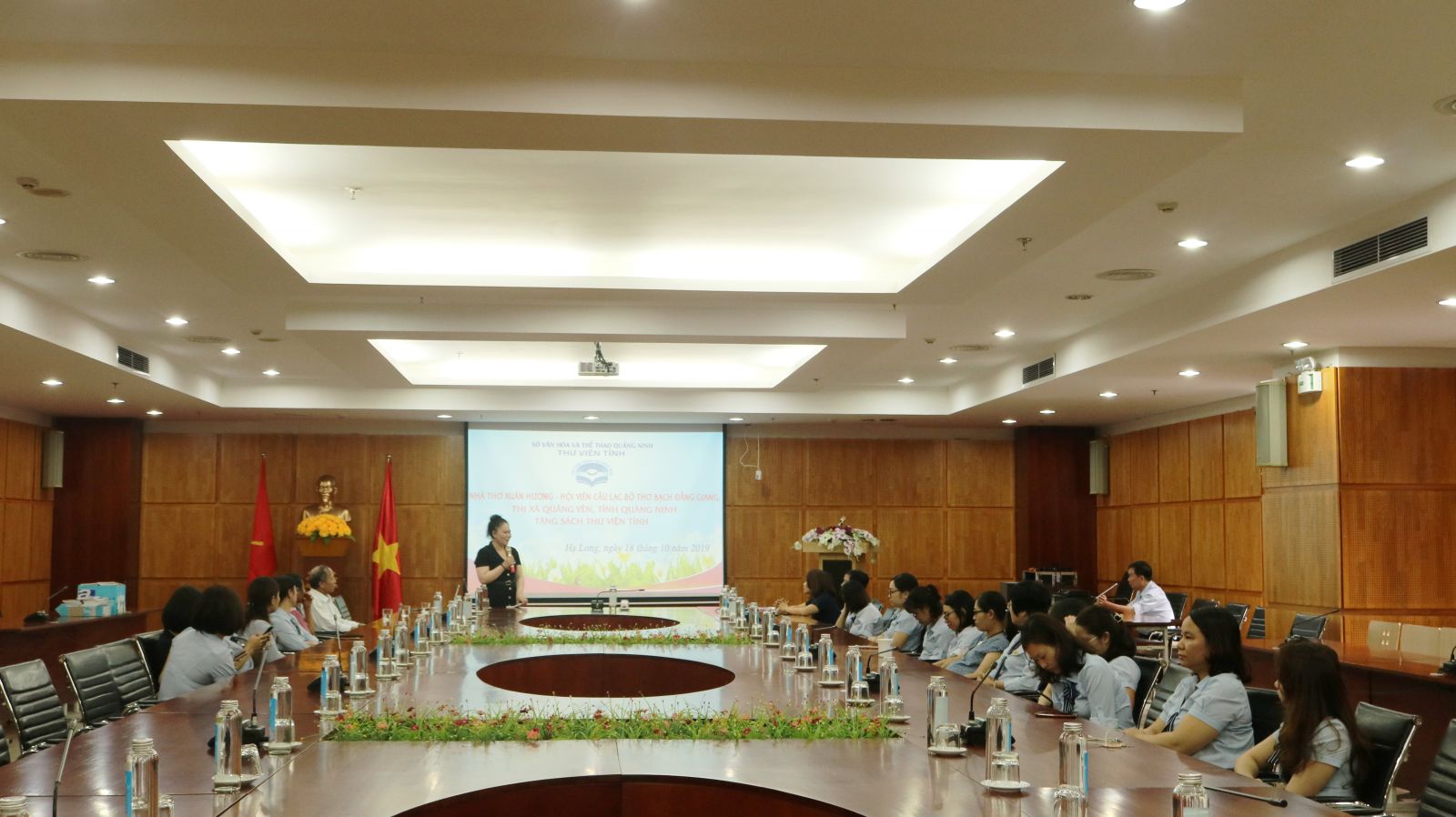 Nhà thơ Xuân Hương trao tặng sách cho Thư viện tỉnh Quảng Ninh