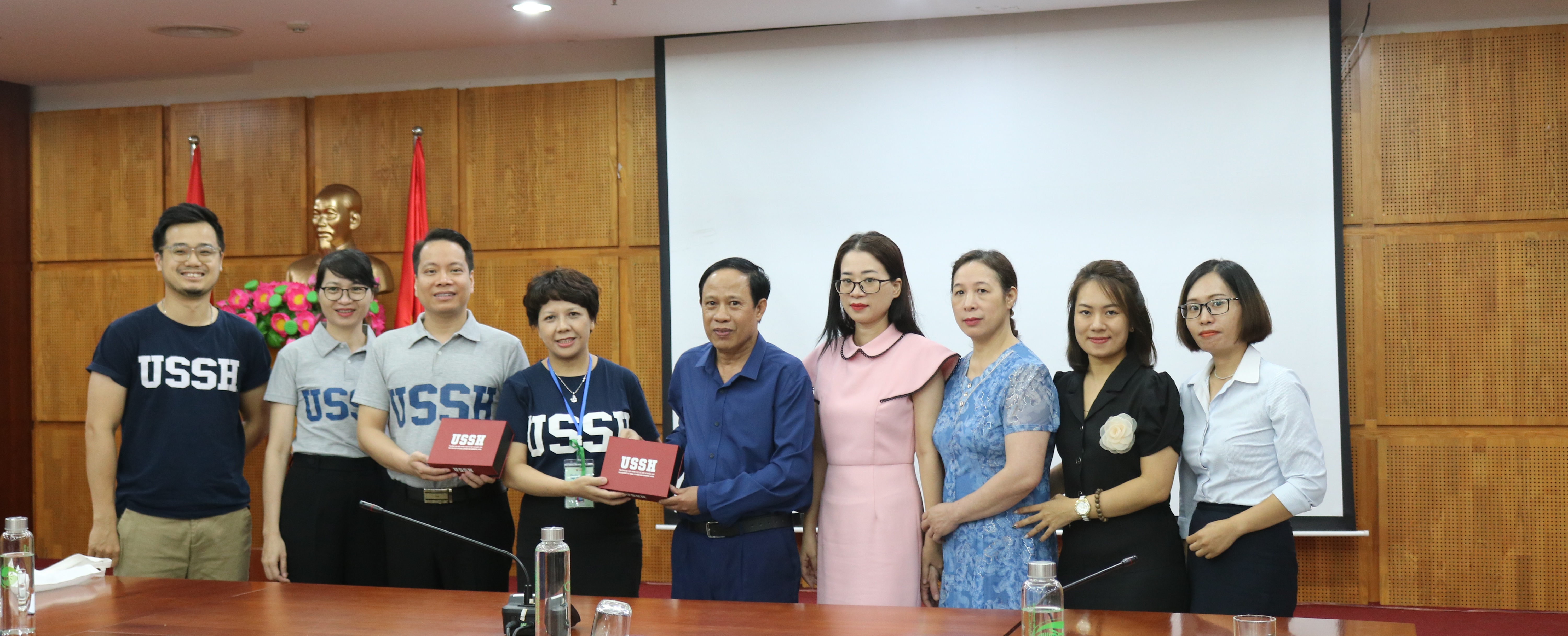 Sinh viên trường Đại học Khoa học Xã hội và Nhân văn (ĐHQGHN) tham quan, học tập thực tế tại Thư viện tỉnh Quảng Ninh
