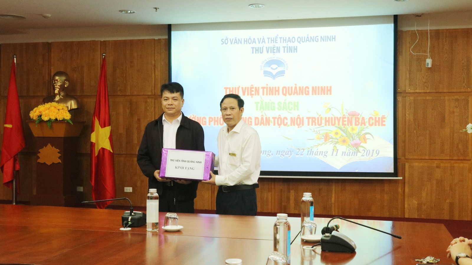 Thư viện tỉnh Quảng Ninh trao tặng 1000 bản sách cho thư viện Trường phổ thông Dân tộc nội trú huyện Ba Chẽ