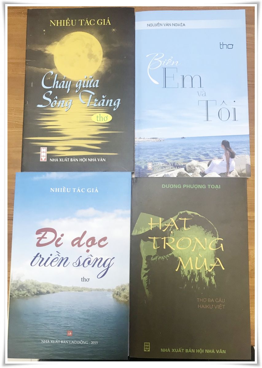 Hội viên Câu lạc bộ thơ Bạch Đằng Giang tặng sách Thư viện tỉnh Quảng Ninh