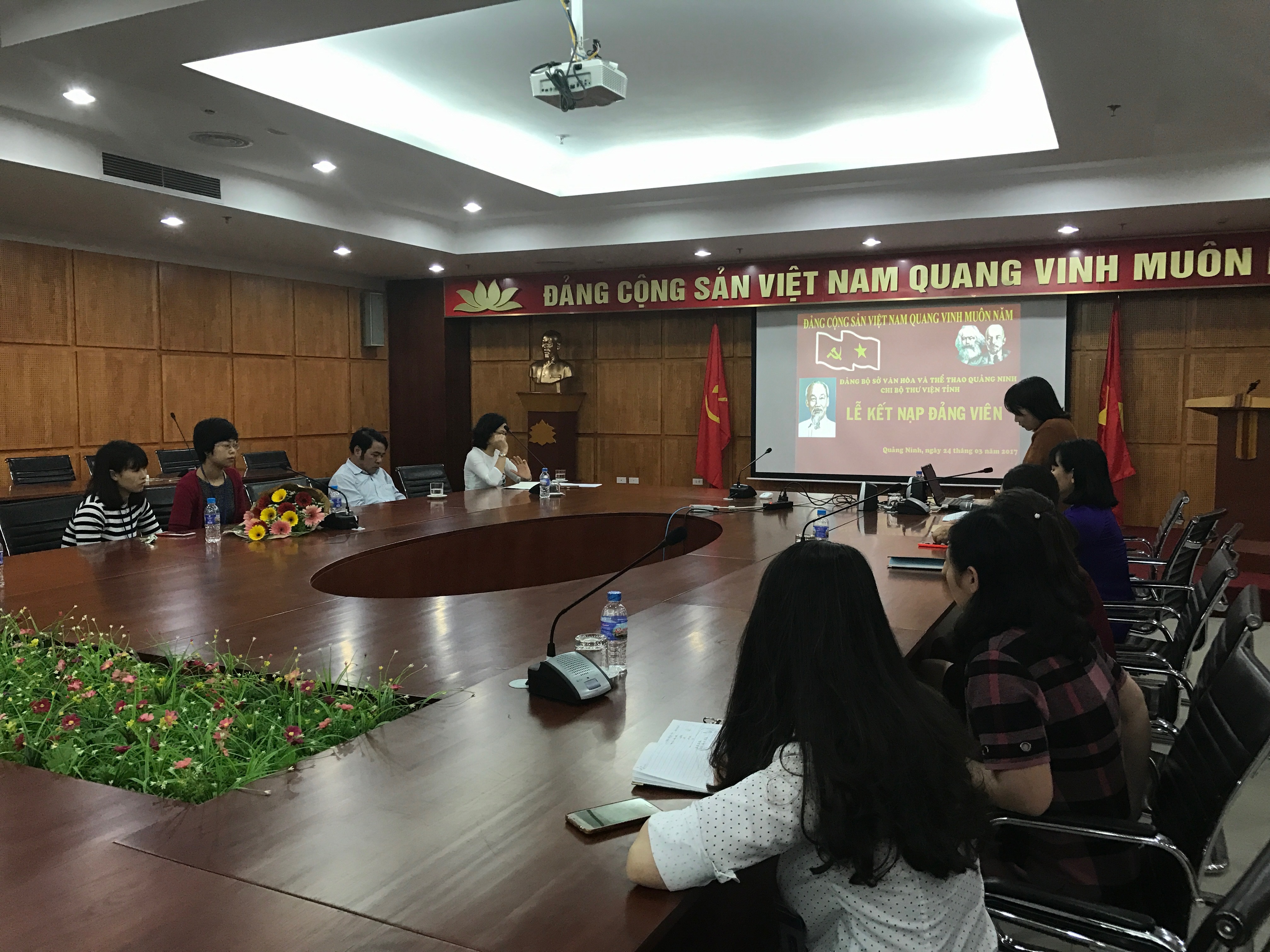 Chi bộ Thư viện tỉnh Quảng Ninh tổ chức Lễ Kết nạp Đảng viên mới.