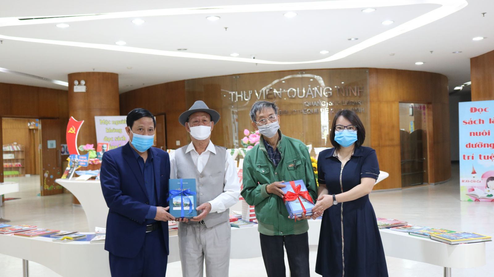 Hội Văn học nghệ thuật thành phố Cẩm Phả tặng sách Thư viện tỉnh