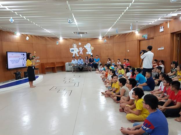 Bạn đọc thiếu nhi Thư viện tỉnh với trải nghiệm lập trình và điều khiển Robot G-Creator