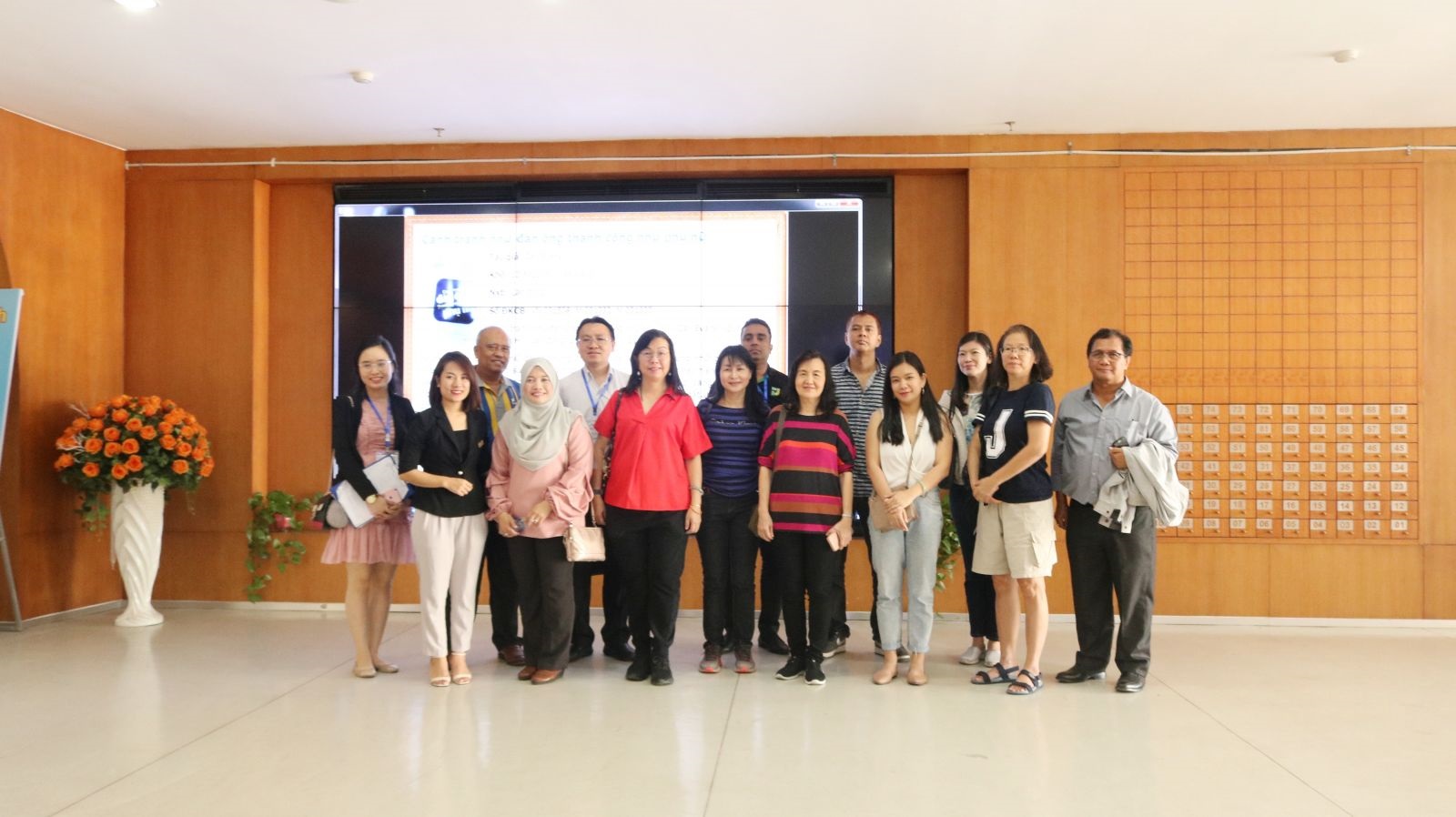 Đại biểu tham dự Giải thưởng công nghệ thông tin châu Á - Thái Bình Dương APICTA 2019 tham quan Thư viện tỉnh Quảng Ninh