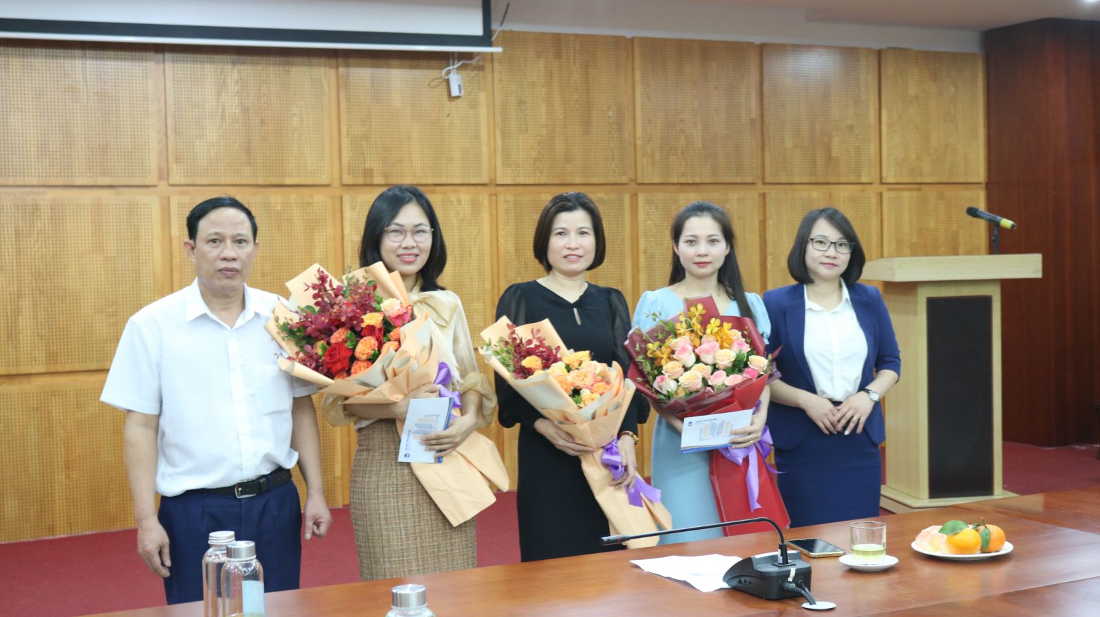 Thư viện tỉnh: Tổ chức gặp mặt chia tay 03 hợp đồng 68 chuyển nơi công tác mới