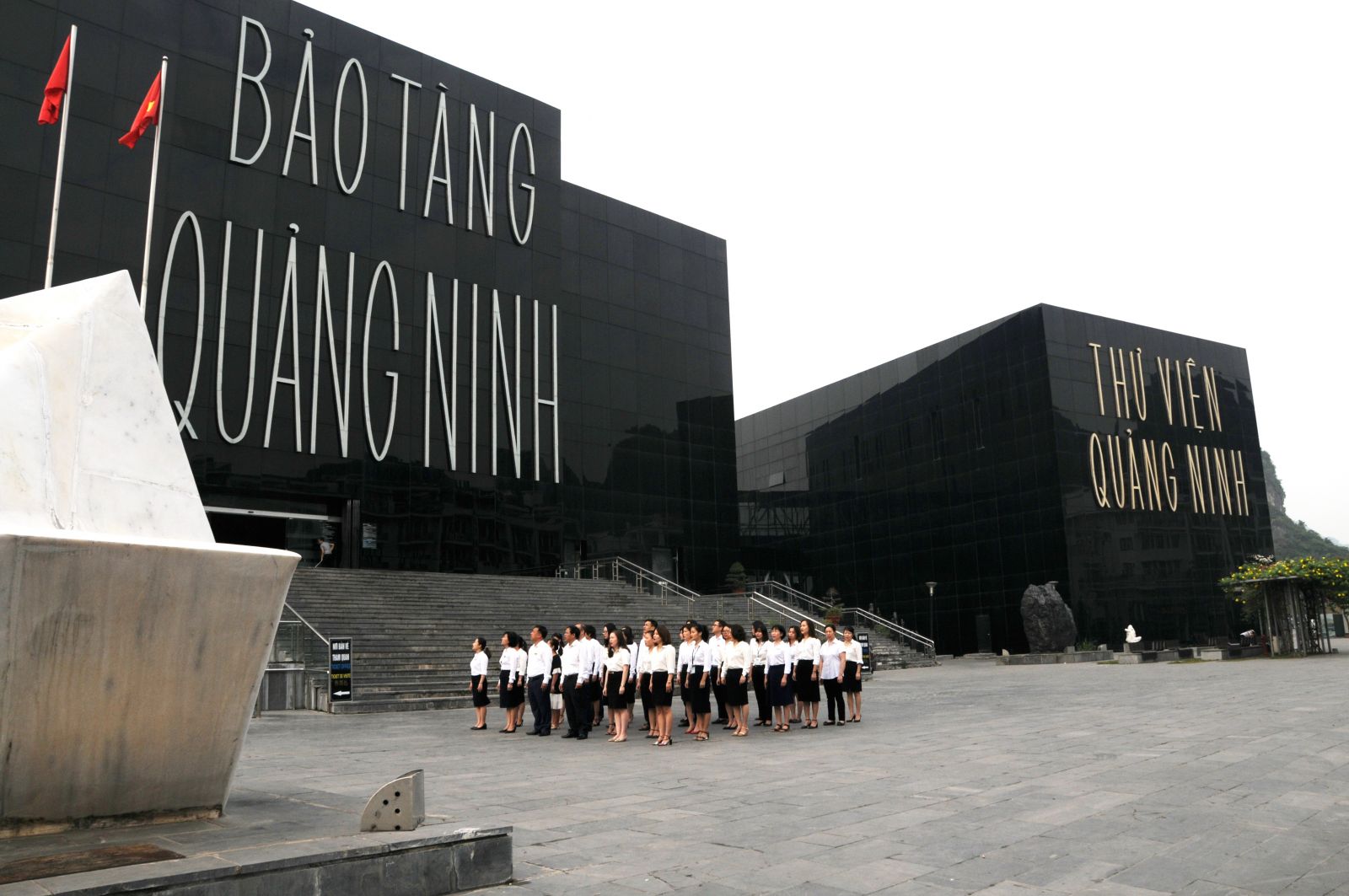 Nghi thức chào cờ đầu tuần – Nét đẹp văn hóa công sở tại Bảo tàng, Thư viện tỉnh Quảng Ninh