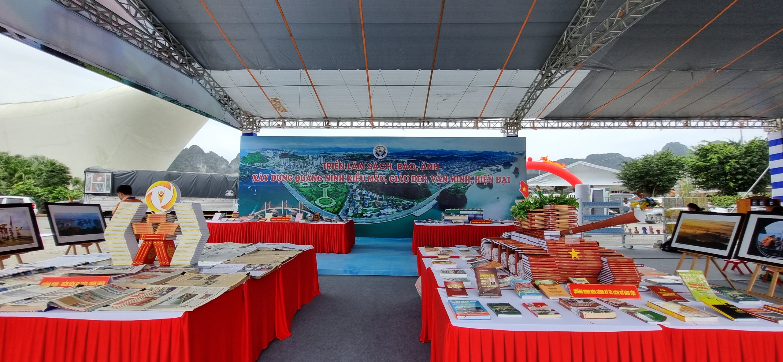 Thư viện tỉnh Quảng Ninh tổ chức Triển lãm sách, báo, ảnh “Xây dựng Quảng Ninh kiểu mẫu, giàu đẹp, văn minh, hiện đại”