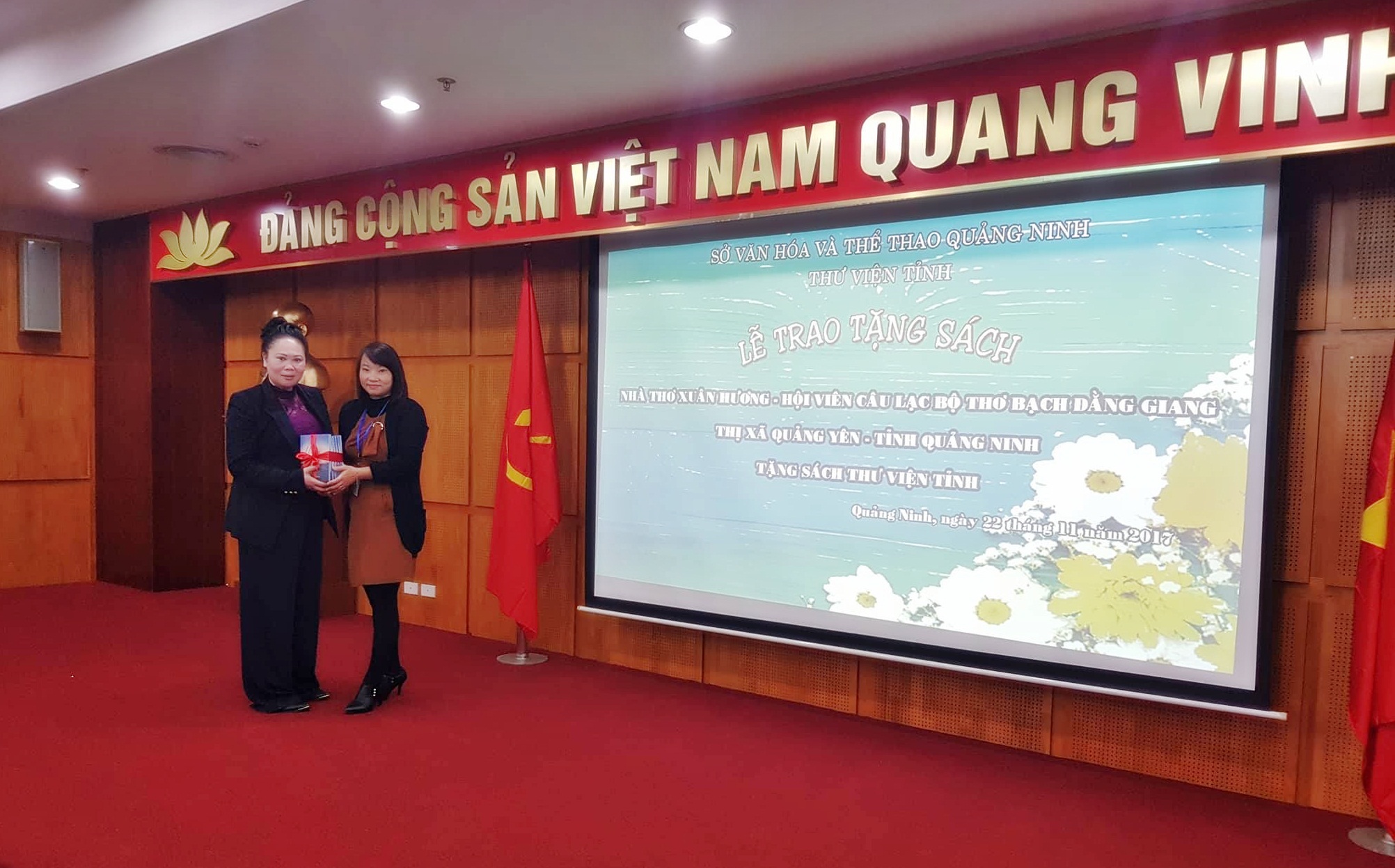 Nhà thơ Xuân Hương trao tặng sách cho Thư viện tỉnh Quảng Ninh