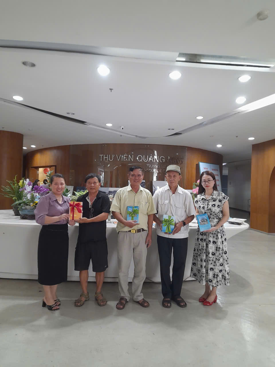 CÂU LẠC BỘ THƠ ĐƯỜNG LUẬT HẠ LONG  TRAO TẶNG SÁCH CHO THƯ VIỆN TỈNH QUẢNG NINH