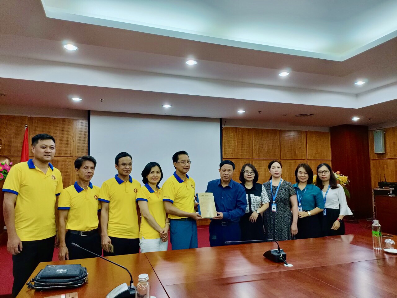 Trao đổi hợp tác, chia sẻ tài nguyên thông tin giữa Thư viện tỉnh Quảng Ninh và Viện Thông tin Khoa học Xã hội