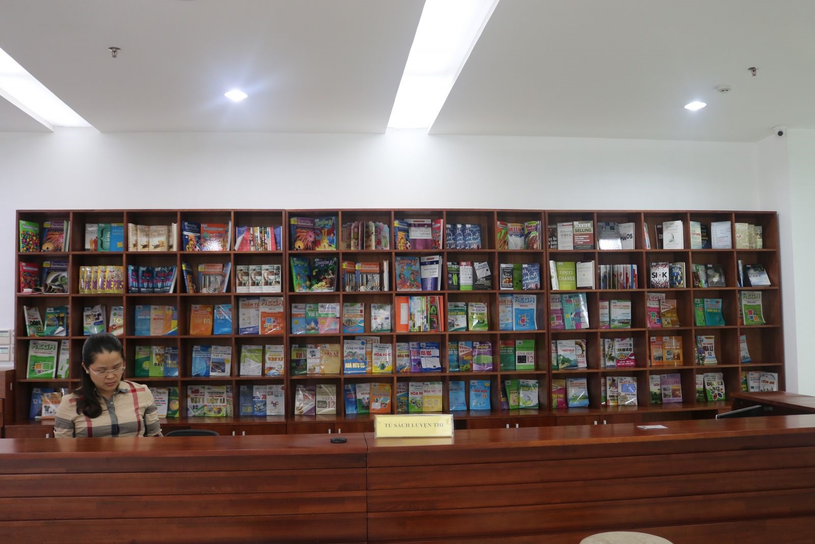 Thư viện tỉnh Quảng Ninh xây dựng tủ sách “Ôn thi Đại học”.