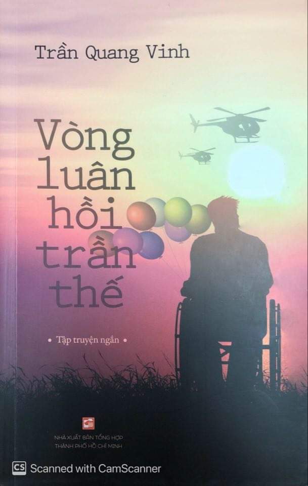 Nhà văn Trần Quang Vinh tặng sách Thư viện tỉnh Quảng Ninh