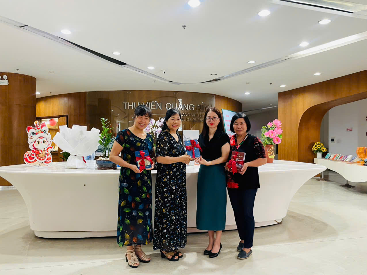 Thư viện tỉnh Quảng Ninh tiếp nhận sách của hội viên Hội Văn học Nghệ thuật Quảng Ninh