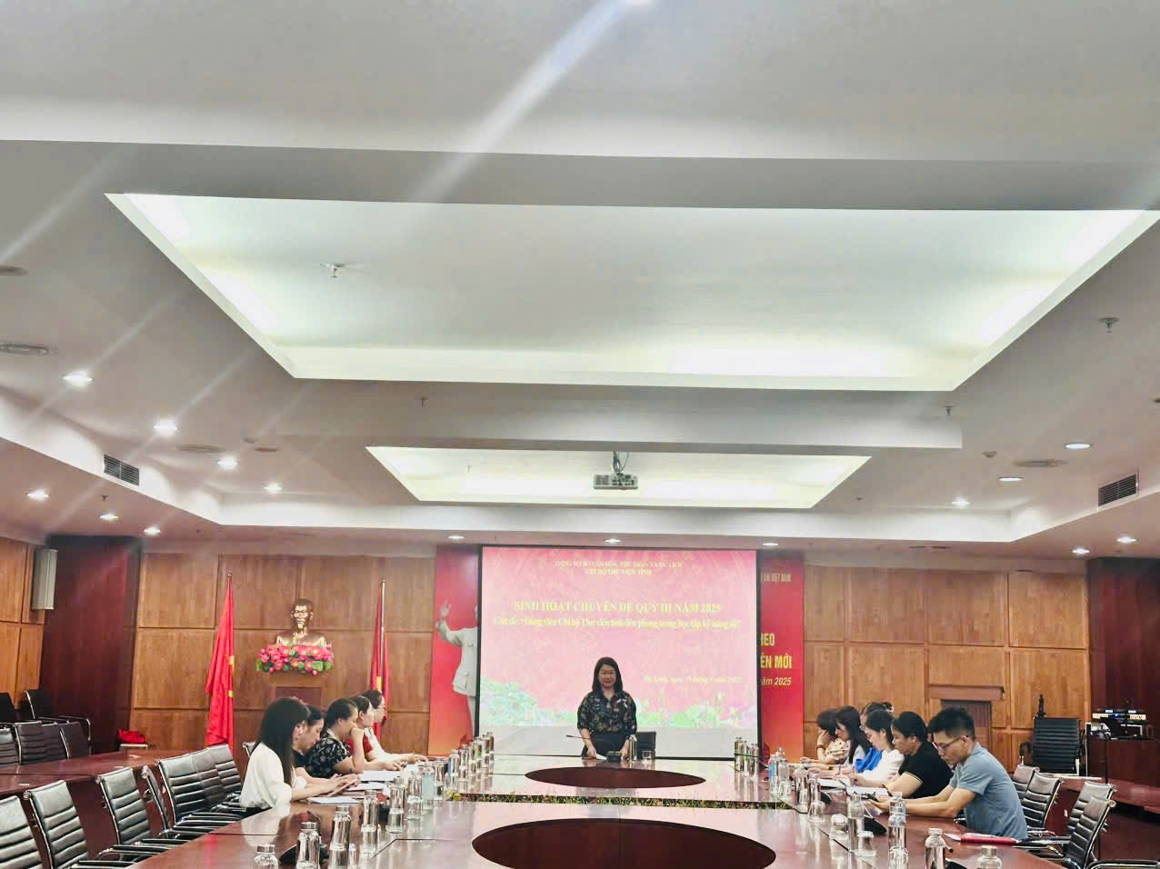 CHI BỘ THƯ VIỆN TỈNH QUẢNG NINH TỔ CHỨC SINH HOẠT CHUYÊN ĐỀ “ĐẢNG VIÊN CHI BỘ THƯ VIỆN TỈNH  TIÊN PHONG TRONG HỌC TẬP KỸ NĂNG SỐ”
