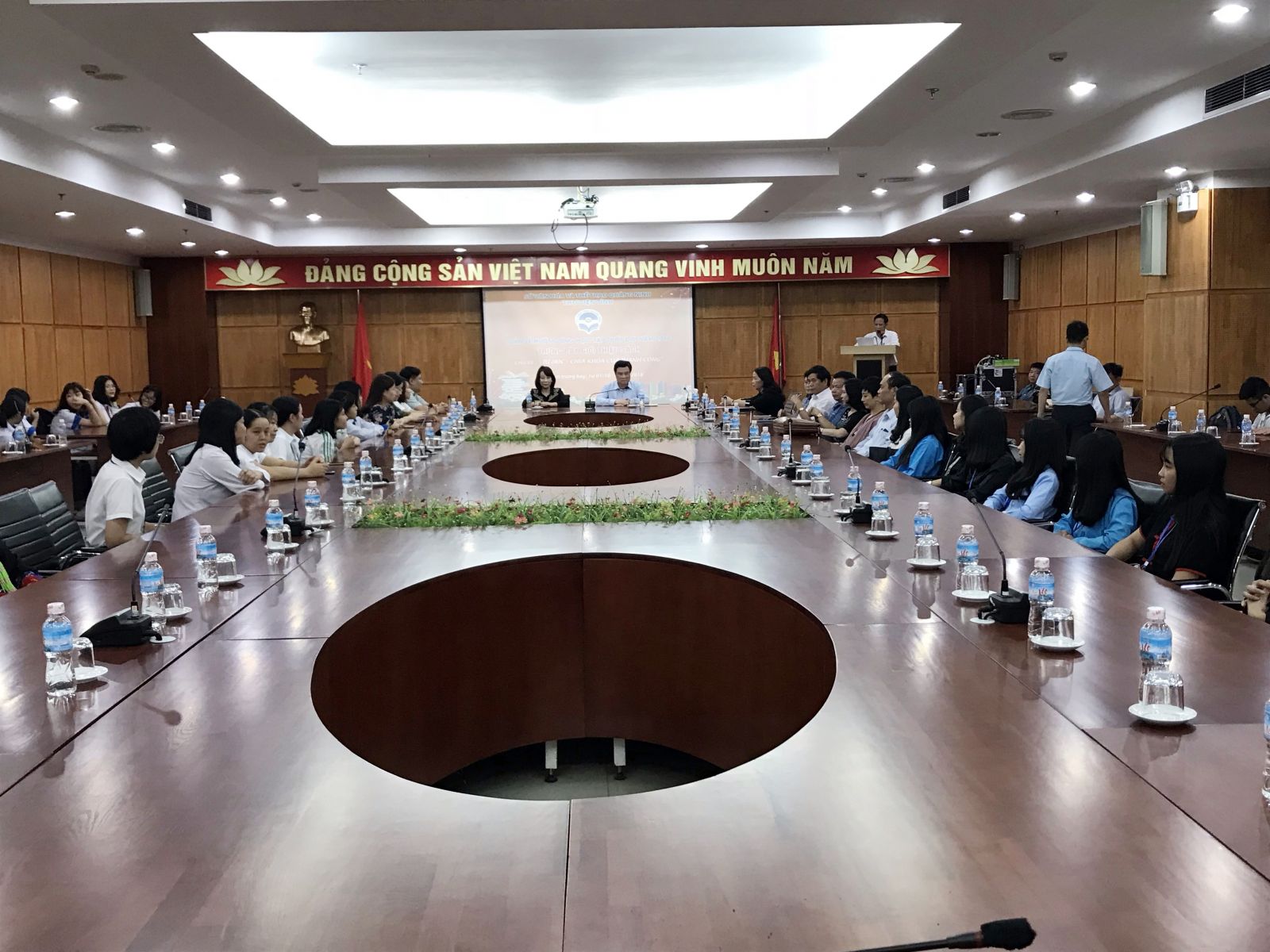 Đoàn công tác Bộ giáo dục và Đào tạo làm việc với Thư viện tỉnh Quảng Ninh nhân dịp Tuần lễ hưởng ứng học tập suốt đời năm 2018