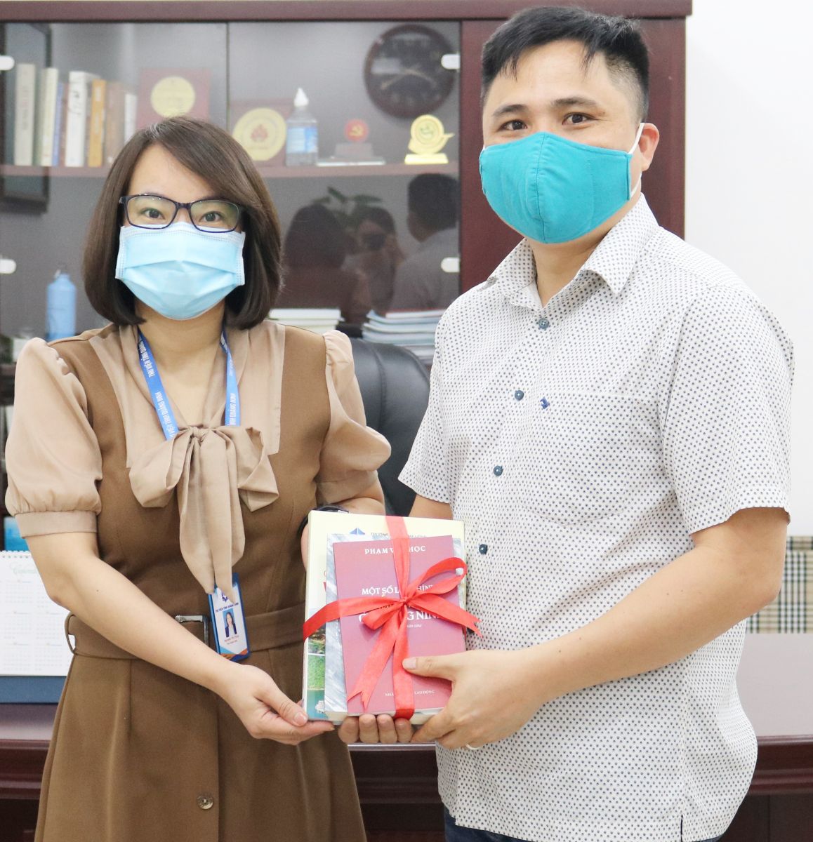 Nhà văn Tùng Lâm, Phạm Học tặng sách Thư viện tỉnh Quảng Ninh