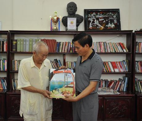 Báo Quảng Ninh tặng báo cho Thư viện sách văn học Bái Tử Long