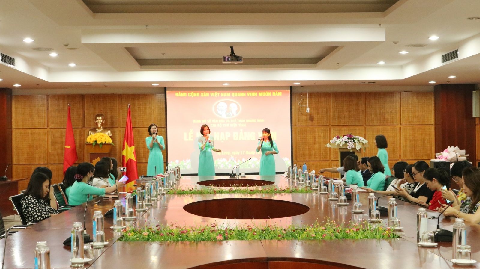 Chi bộ Thư viện tỉnh Quảng Ninh tổ chức Lễ kết nạp Đảng viên