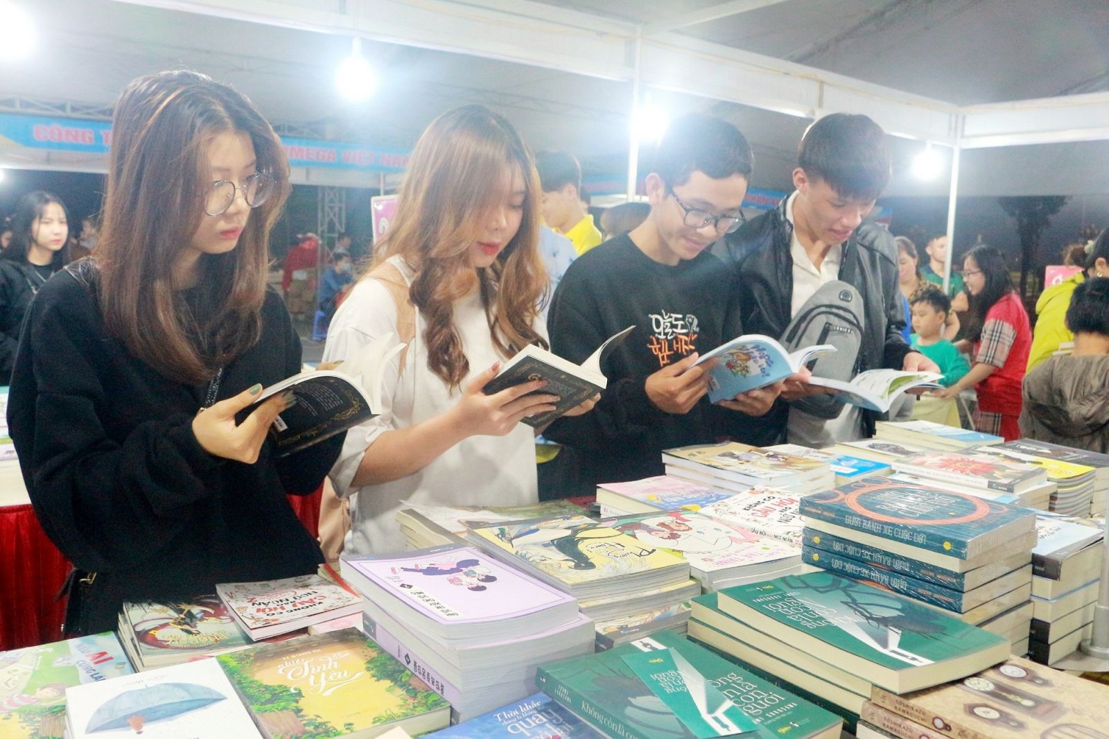 Nhộn nhịp ngày hội sách giữa lòng thành phố biển Hạ Long