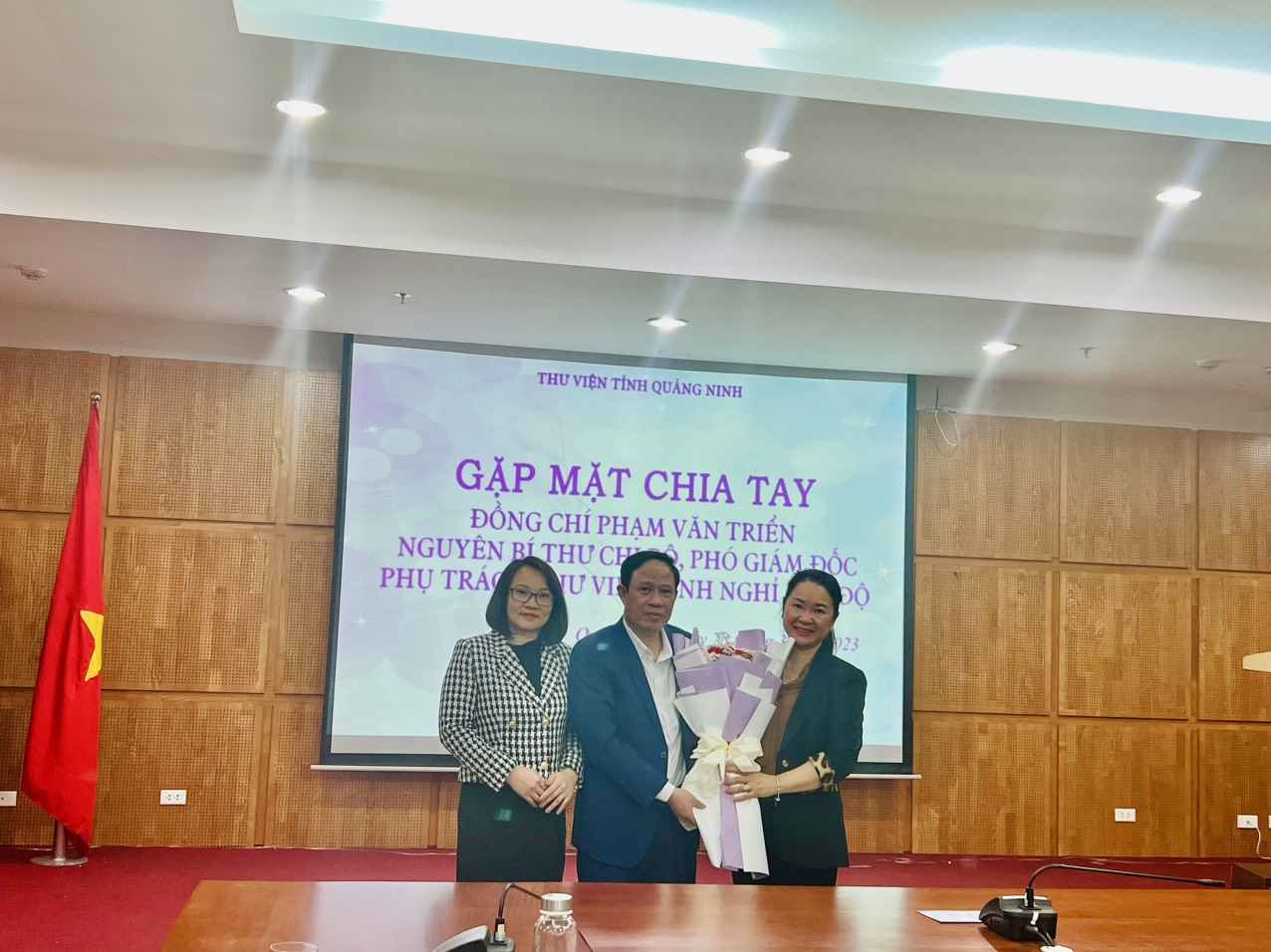 Thư viện tỉnh Quảng Ninh tổ chức gặp mặt chia tay đồng chí Phạm Văn Triển – Nguyên Bí thư Chi bộ, Phó Giám đốc phụ trách Thư viện nghỉ hưu theo chế độ.