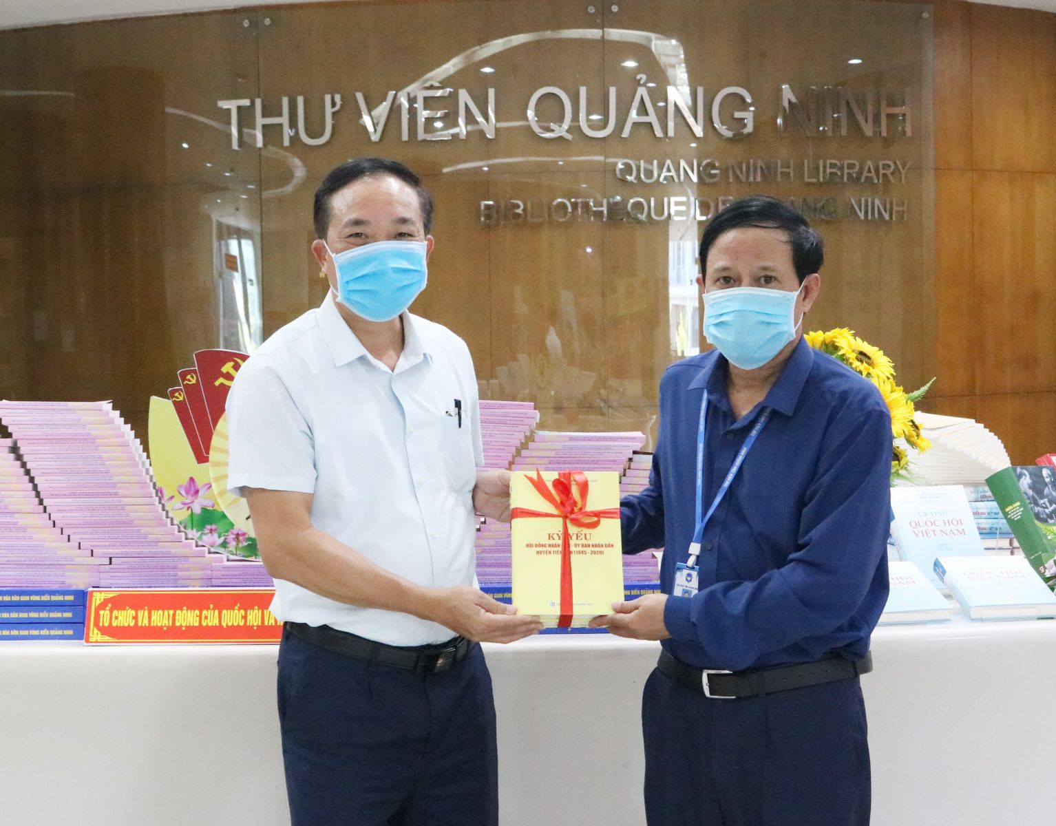 Chủ tịch Hội đồng nhân dân huyện Tiên Yên tặng sách Thư viện tỉnh