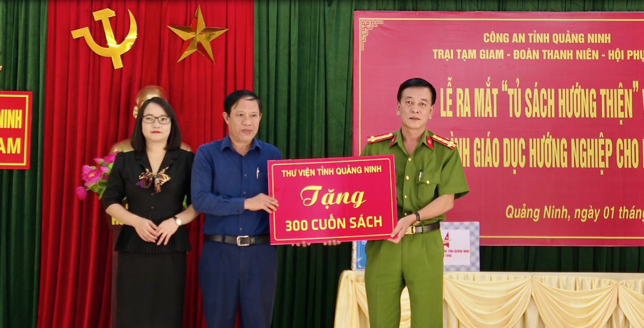 Thư viện tỉnh Quảng Ninh trao tặng sách cho 