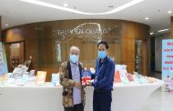 Nhà thơ Trần Nhuận Minh tiếp tục tặng sách Thư viện tỉnh Quảng Ninh