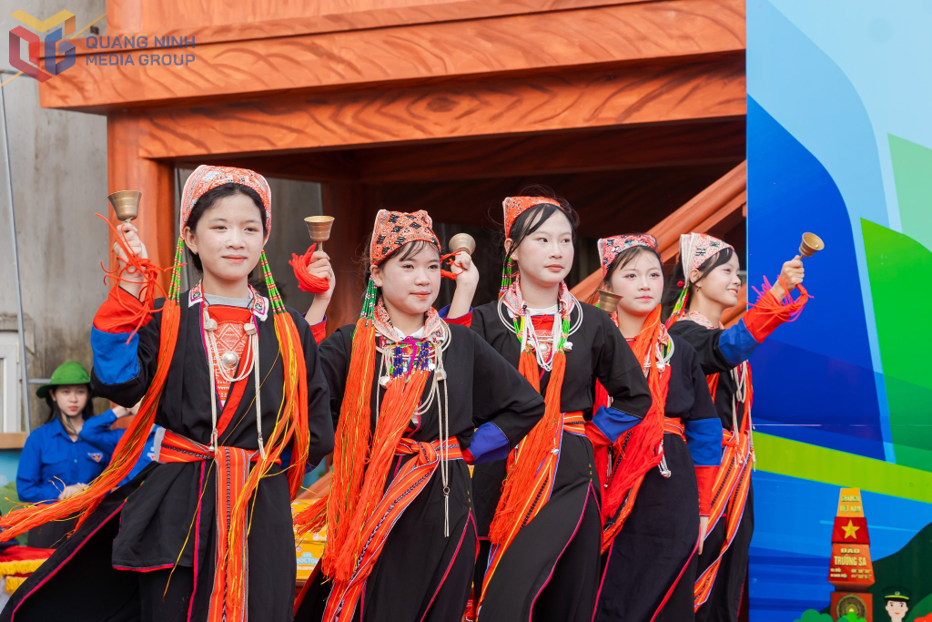 Chung tay bồi đắp văn hóa, phát huy sức mạnh con người Quảng Ninh