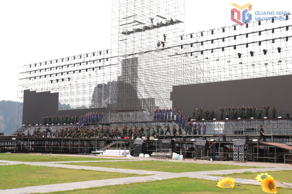 Gấp rút hoàn thiện sân khấu quy mô, hoành tráng cho “Hạ Long concert 2025”